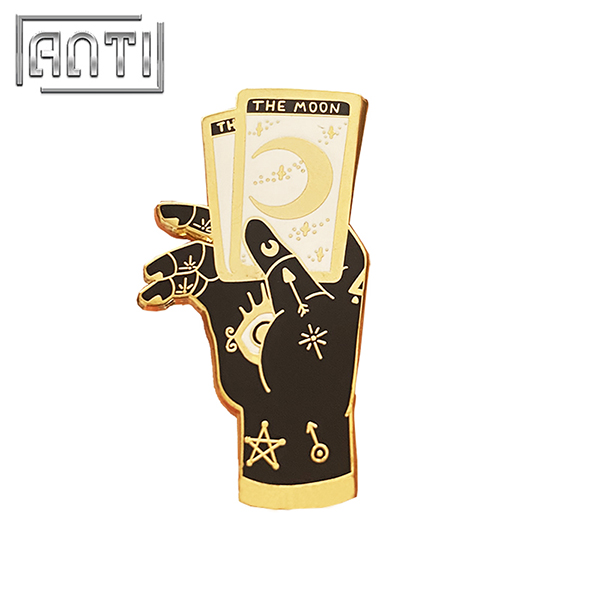 Custom Hand Divination Stars And Moon Cards Lapel Pin Black And White Metal Craft High Quality Hard Enamel Gold Metal Badge