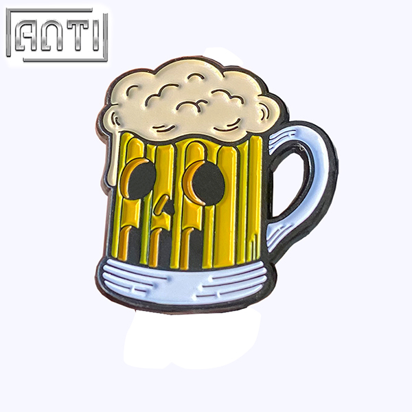 Beer Mug Shape Badge Fun Beer Mug Filled With Beer Black Nickel Metal Soft Enamel Lapel Pin Brooch For Girls Gift