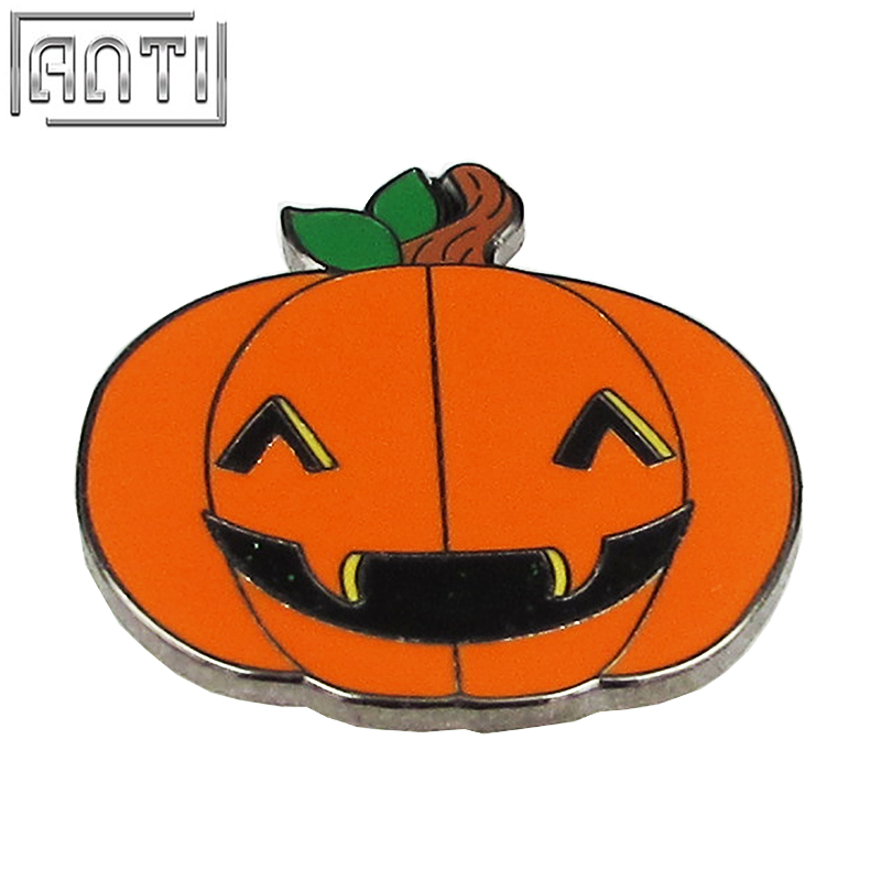 Wholesale green and orange cool funny cartoon Halloween pumpkin black nickel hand enamel zinc alloy lapel pin 