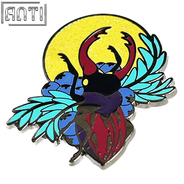 Custom Cartoon Handsome Gorgeous Beetle Lapel Pin Moon Blueberry Insect Zinc Alloy Hard Enamel Black Nickel Metal Badge For Gift